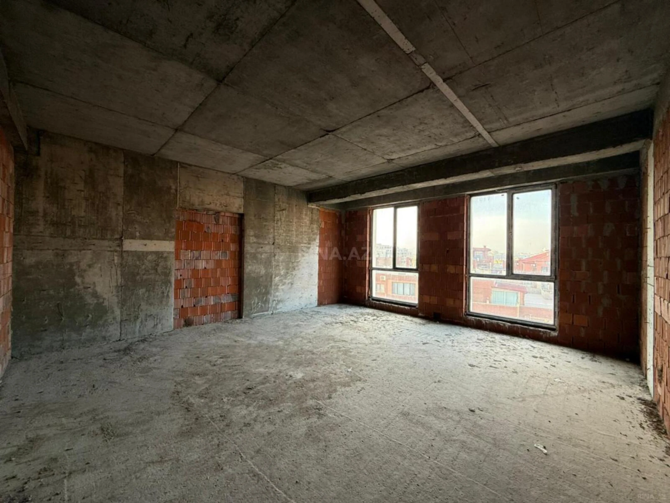 Satılır 4 otaqlı mənzil 177 m²