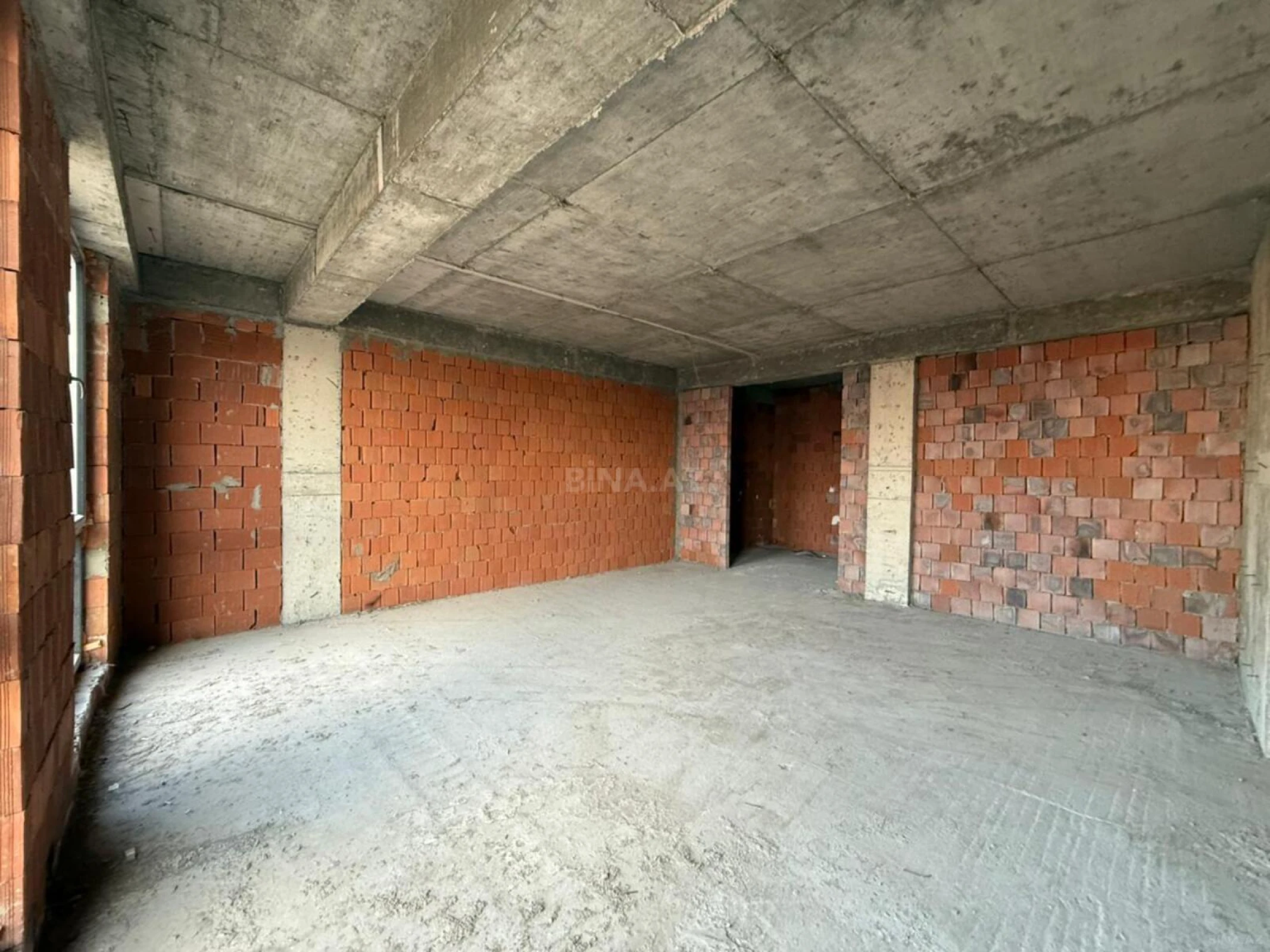 Satılır 4 otaqlı mənzil 177 m²