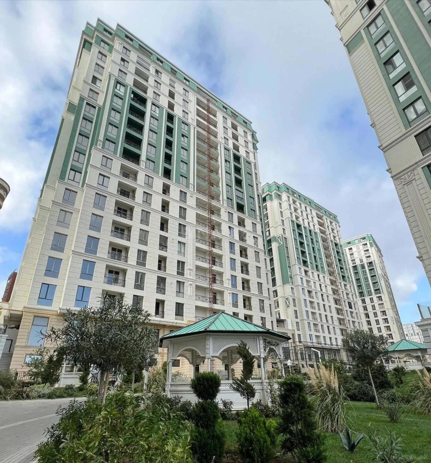 Satılır 4 otaqlı mənzil 177 m²