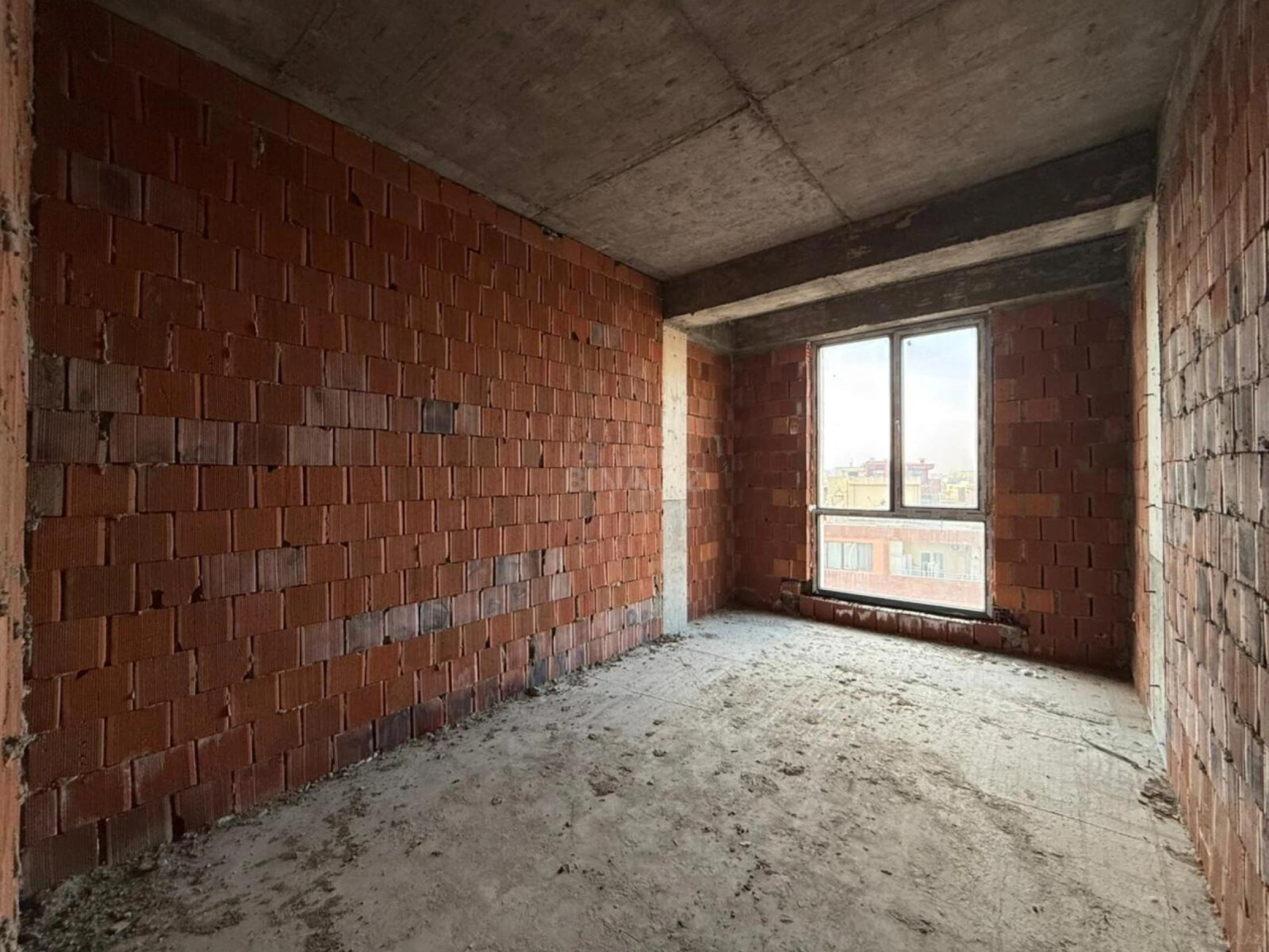 Satılır 4 otaqlı mənzil 177 m²