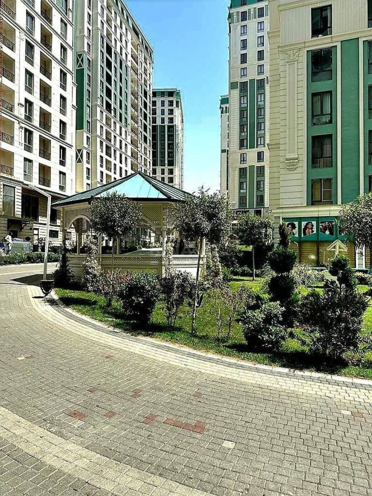 Satılır 4 otaqlı mənzil 177 m²