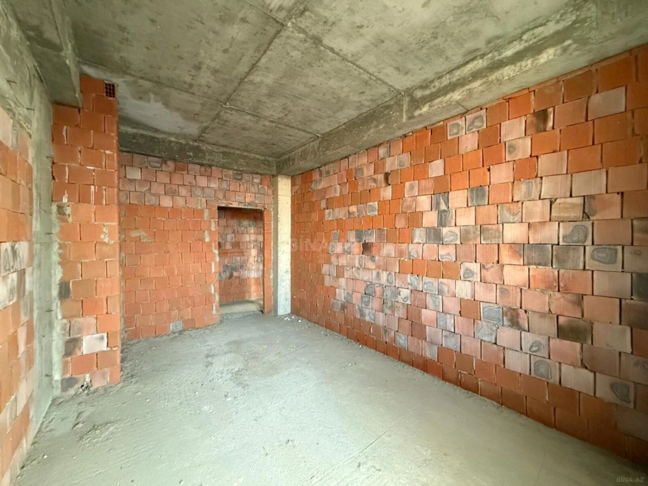 Satılır 4 otaqlı mənzil 177 m²