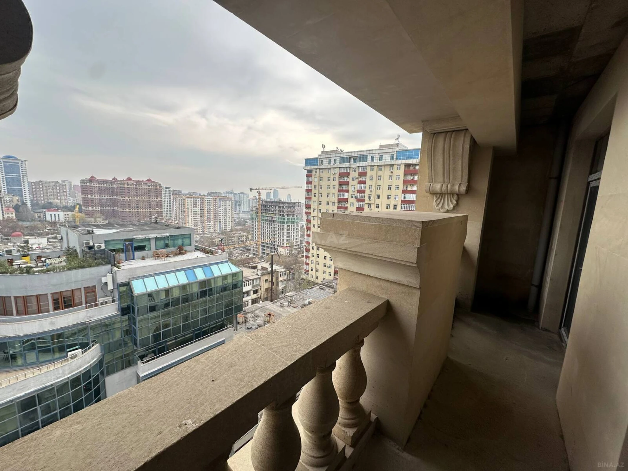 Satılır 4 otaqlı mənzil 211 m²