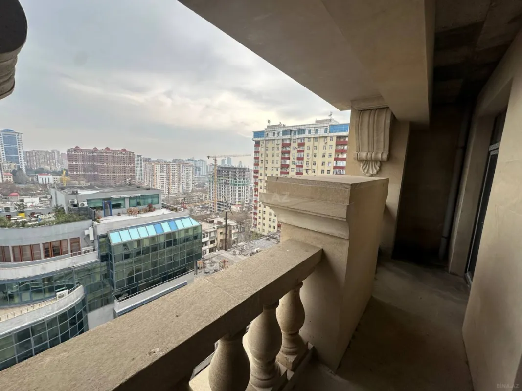 Satılır 4 otaqlı mənzil 211 m²