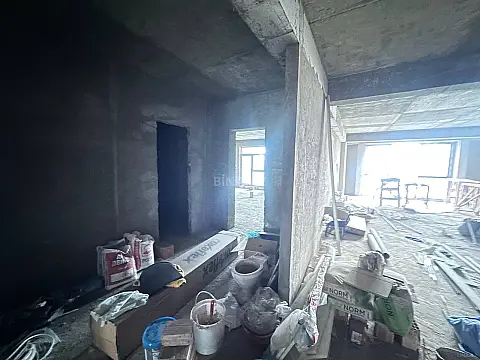 Satılır 4 otaqlı mənzil 211 m²