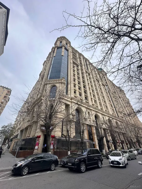 Satılır 4 otaqlı mənzil 211 m²