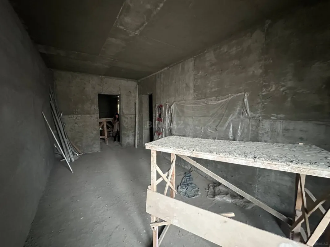 Satılır 4 otaqlı mənzil 211 m²