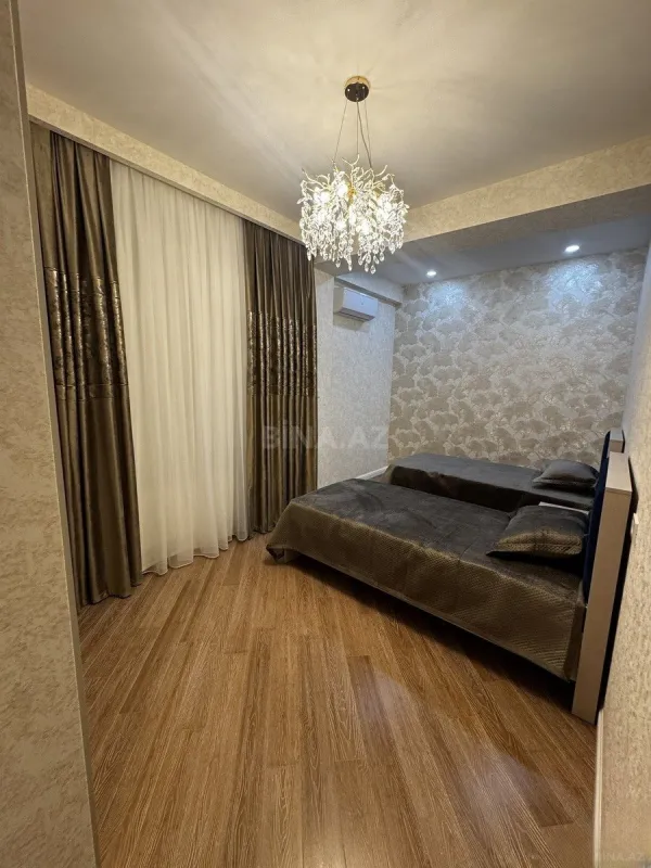 Satılır 3 otaqlı mənzil 130 m²