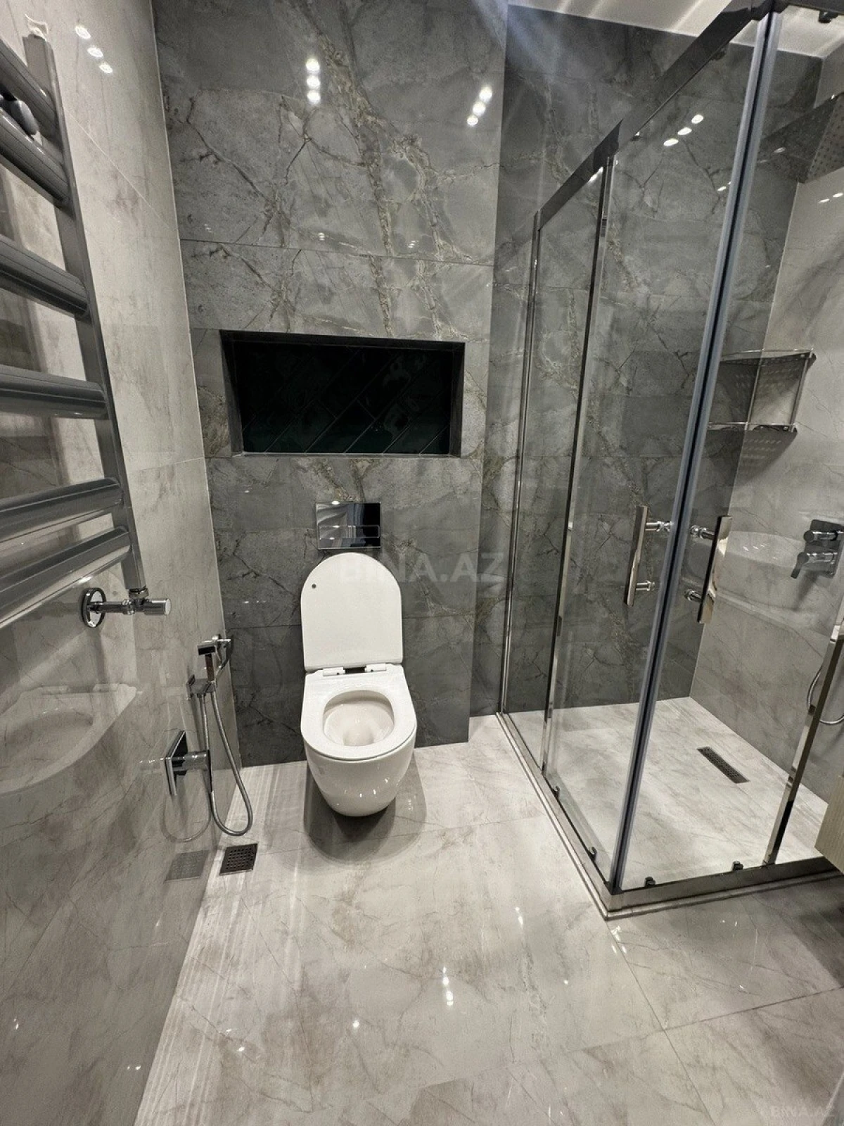 Satılır 3 otaqlı mənzil 130 m²