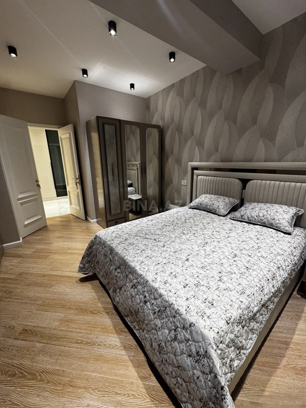 Satılır 3 otaqlı mənzil 130 m²