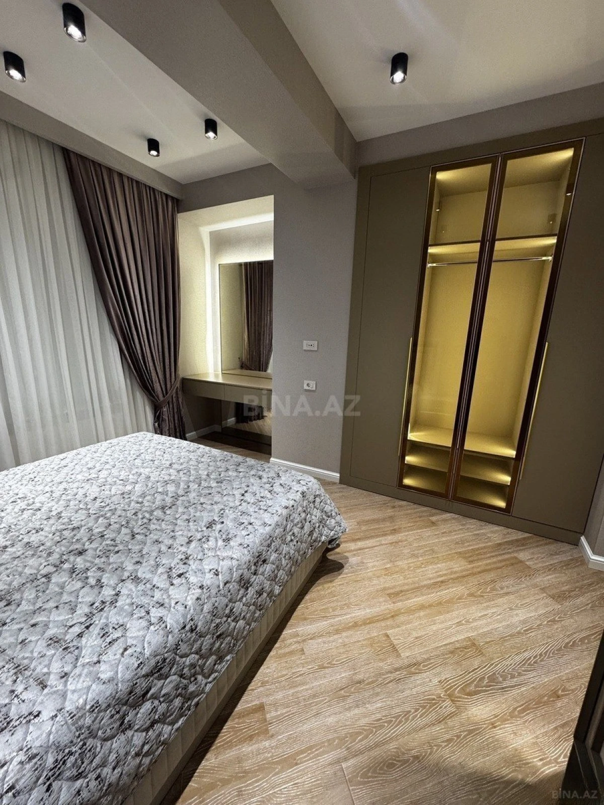 Satılır 3 otaqlı mənzil 130 m²