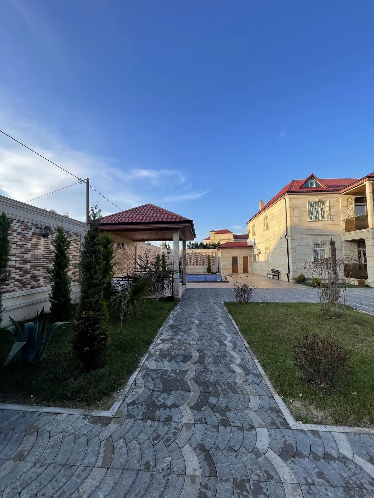 Kirayə verilir 6 otaqlı həyət evi 400 m²
