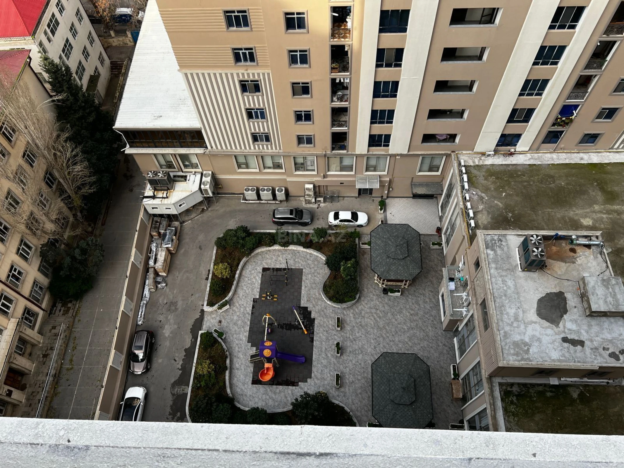 Satılır 5 otaqlı mənzil 233 m²