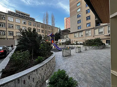 Satılır 5 otaqlı mənzil 233 m²