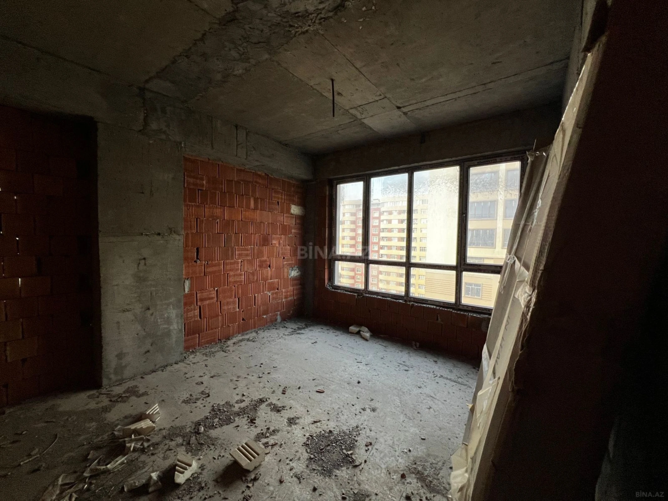 Satılır 5 otaqlı mənzil 233 m²