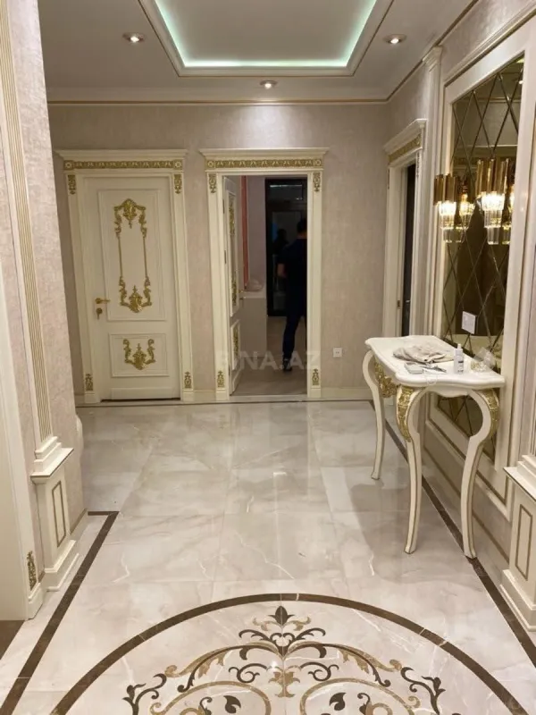 Satılır 3 otaqlı mənzil 178 m²