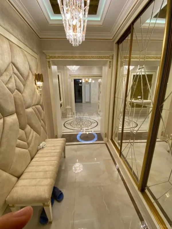 Satılır 3 otaqlı mənzil 178 m²