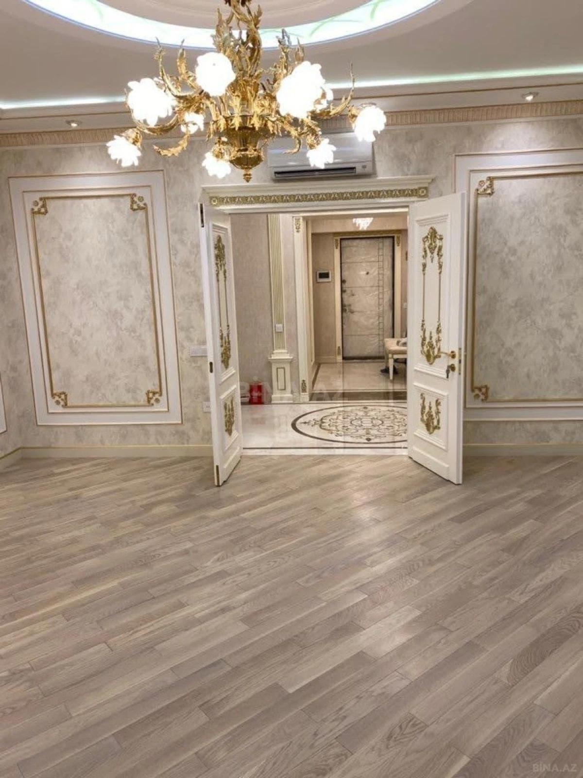 Satılır 3 otaqlı mənzil 178 m²