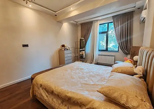 Satılır 3 otaqlı mənzil 140 m²