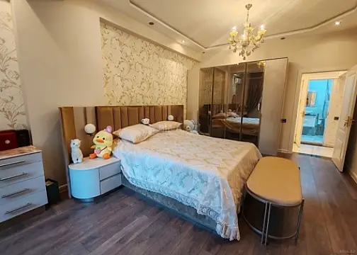 Satılır 3 otaqlı mənzil 140 m²