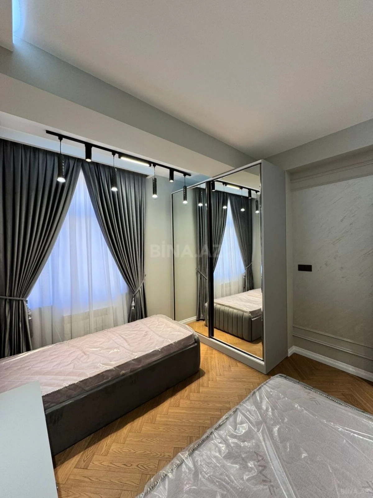 Satılır 4 otaqlı mənzil 134 m²