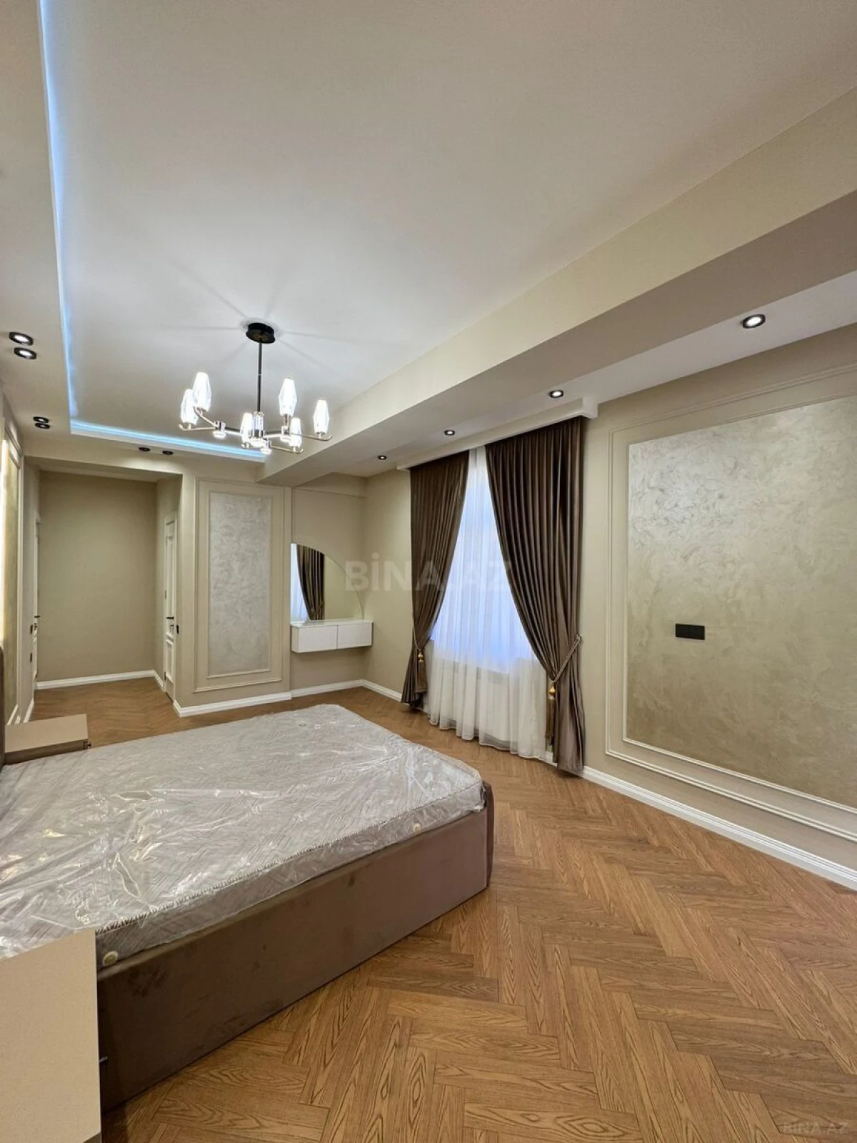 Satılır 4 otaqlı mənzil 134 m²