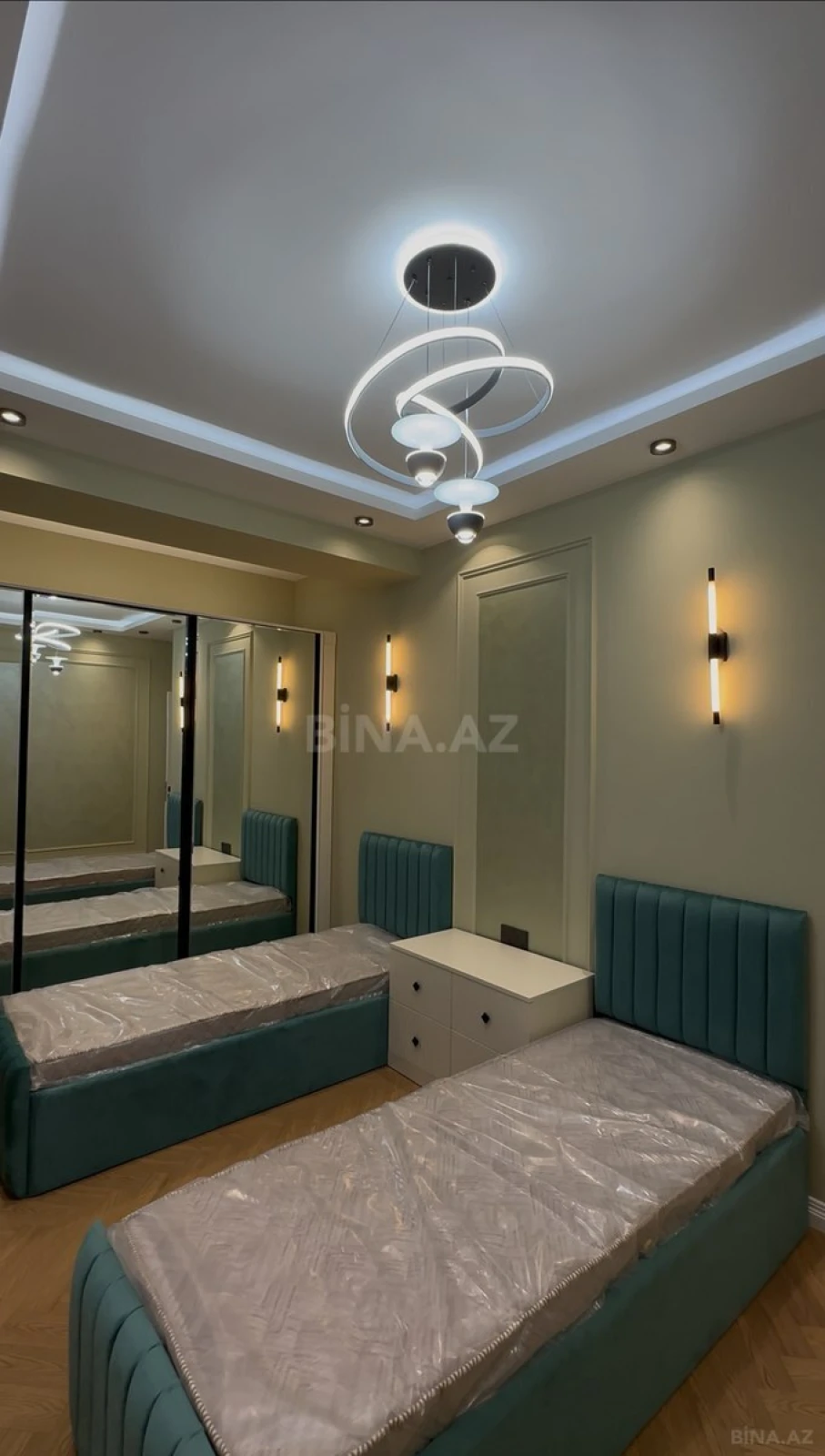 Satılır 4 otaqlı mənzil 140 m²