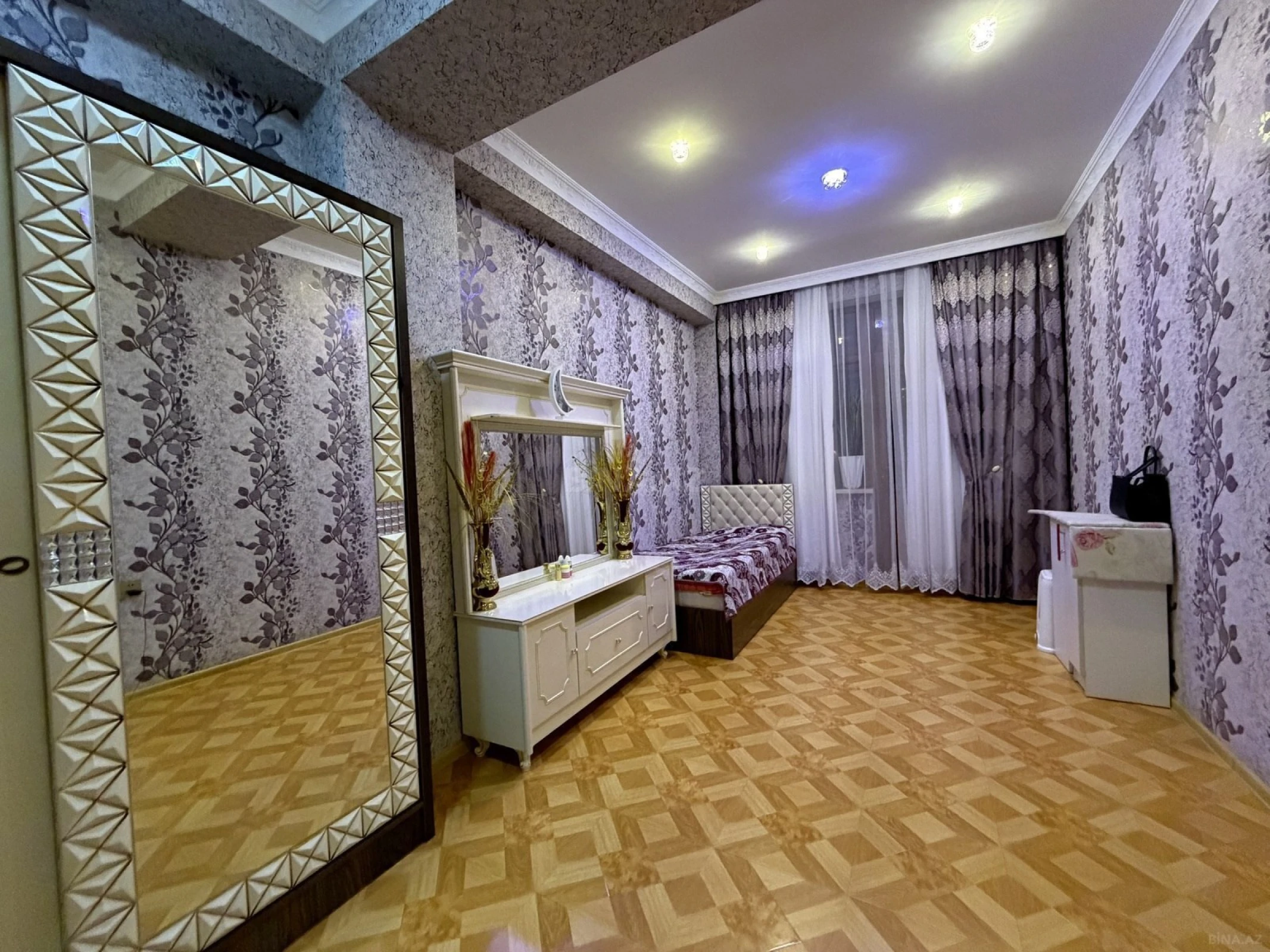 Satılır 3 otaqlı mənzil 126 m²