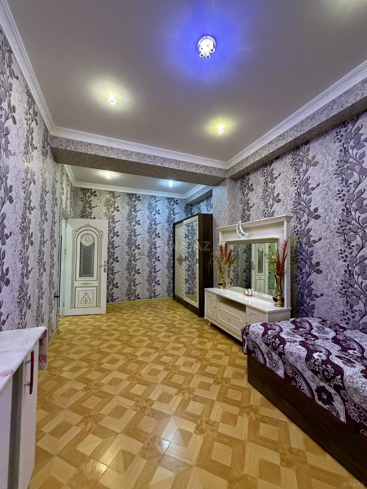 Satılır 3 otaqlı mənzil 126 m²