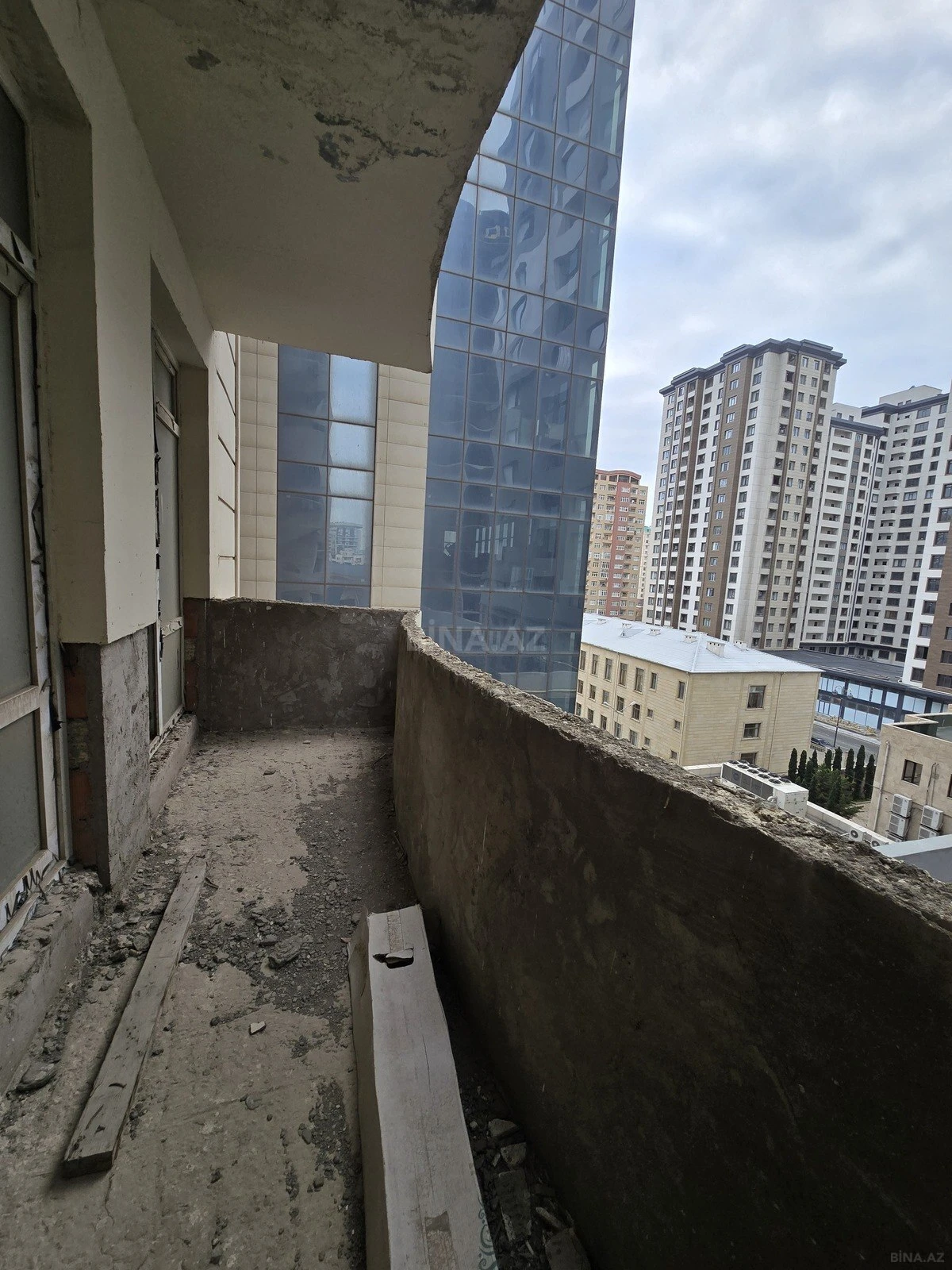 Satılır 2 otaqlı mənzil 101 m²