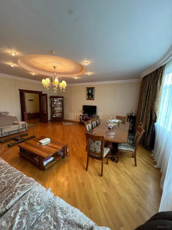 Satılır 3 otaqlı mənzil 132 m²