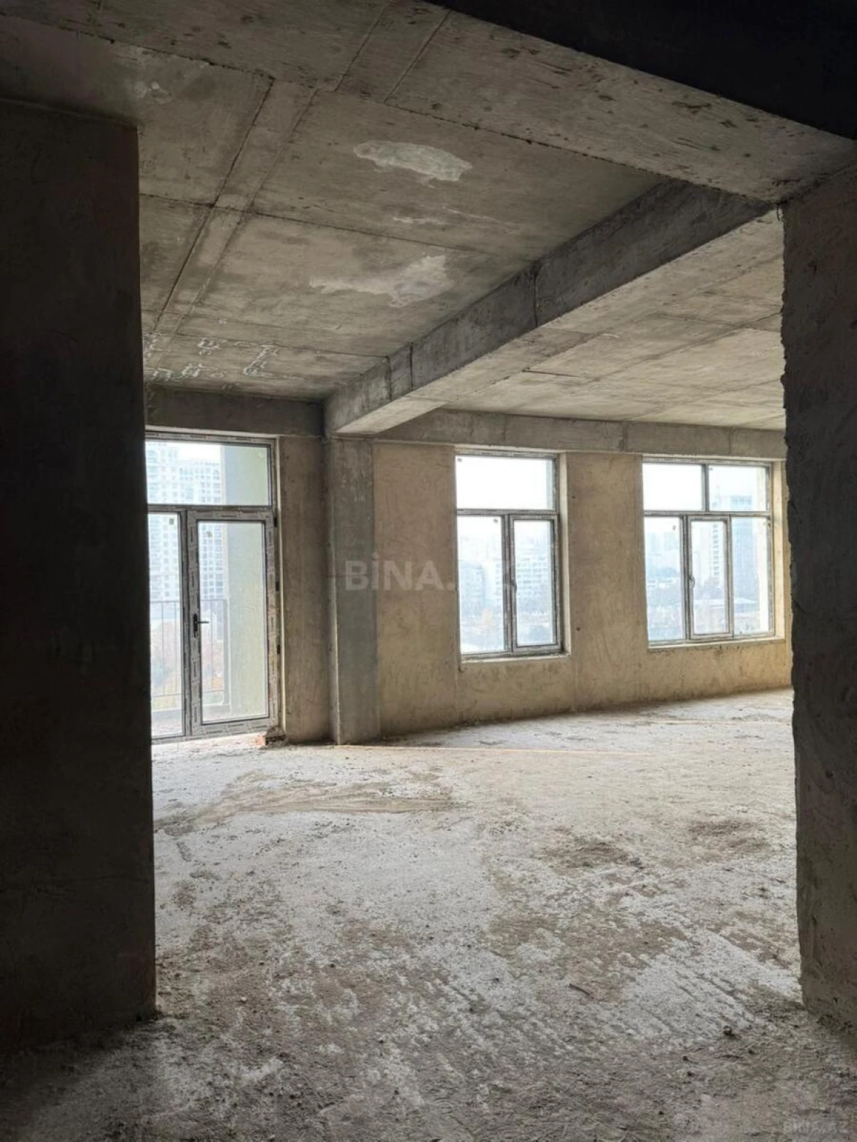 Satılır 4 otaqlı mənzil 178 m²