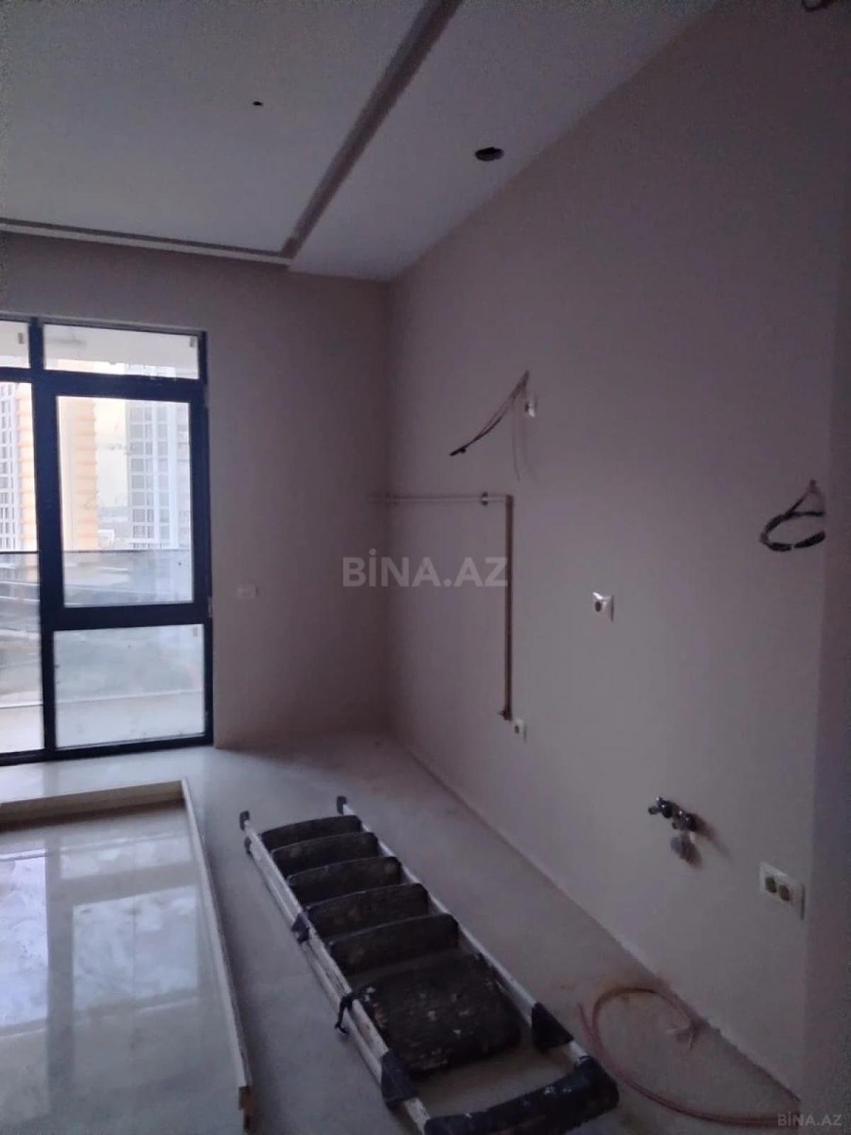 Satılır 4 otaqlı mənzil 130 m²