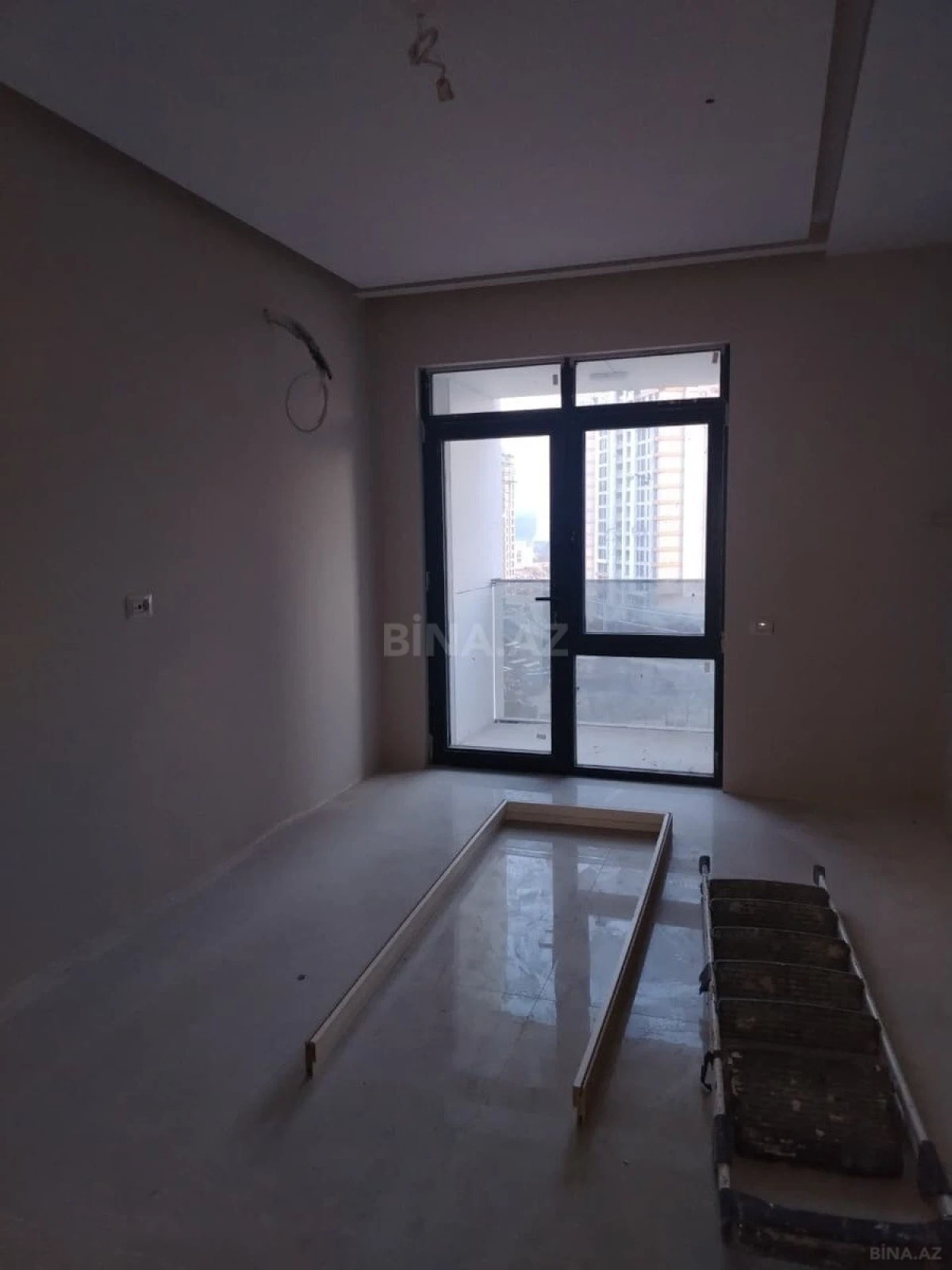 Satılır 4 otaqlı mənzil 130 m²