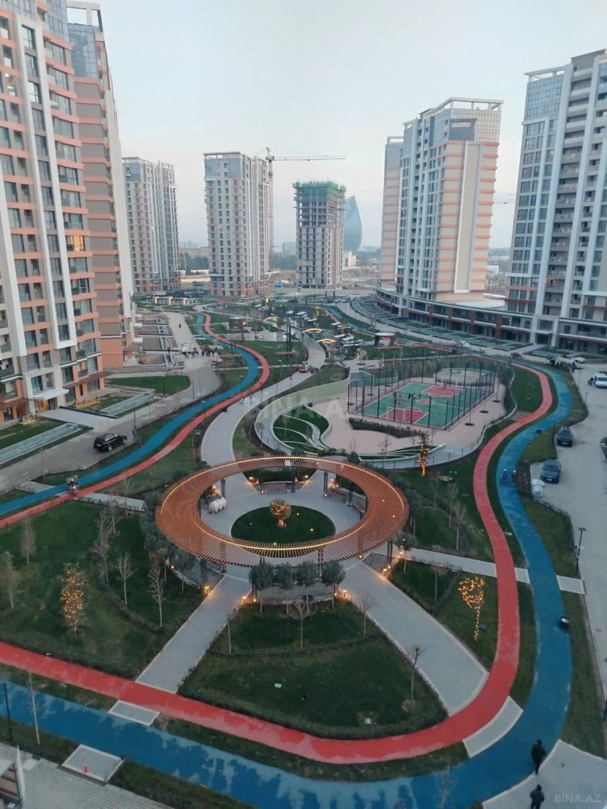 Satılır 4 otaqlı mənzil 130 m²