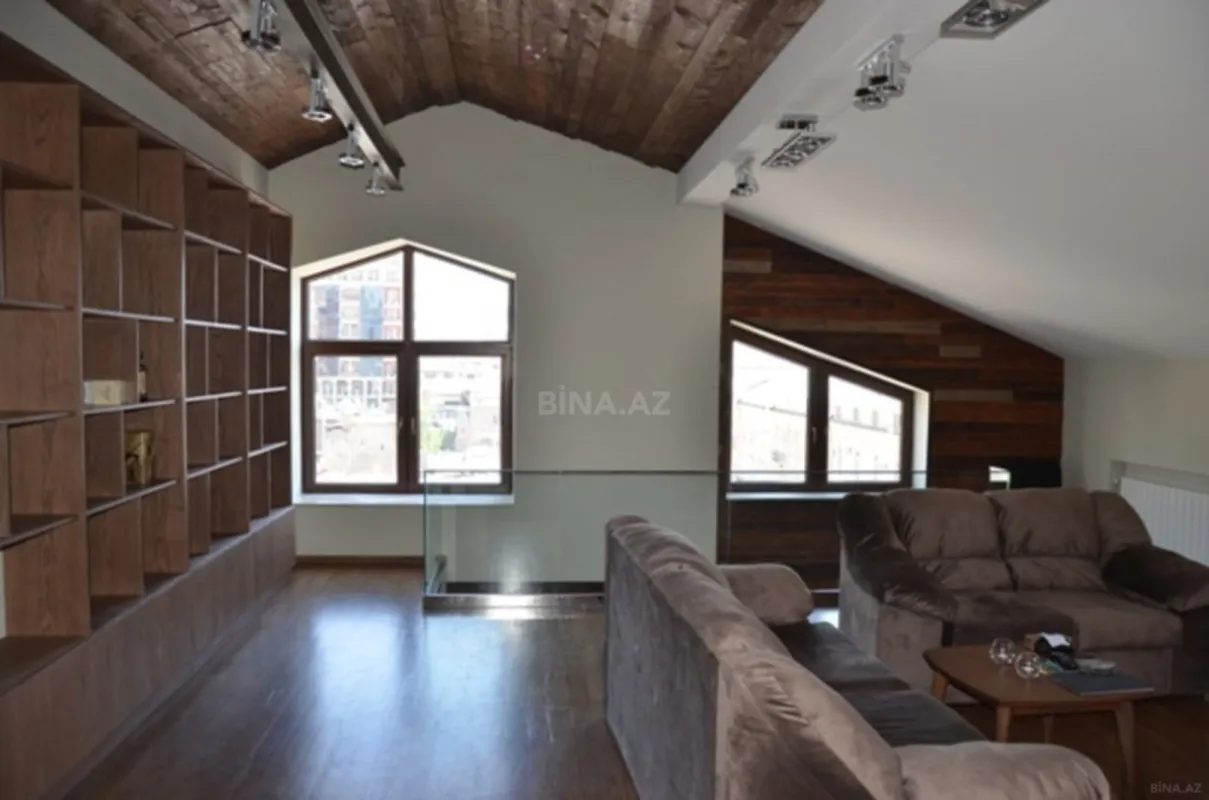 Satılır 5 otaqlı mənzil 240 m²