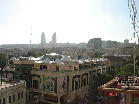 Satılır 5 otaqlı mənzil 240 m²