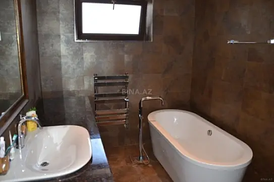 Satılır 5 otaqlı mənzil 240 m²