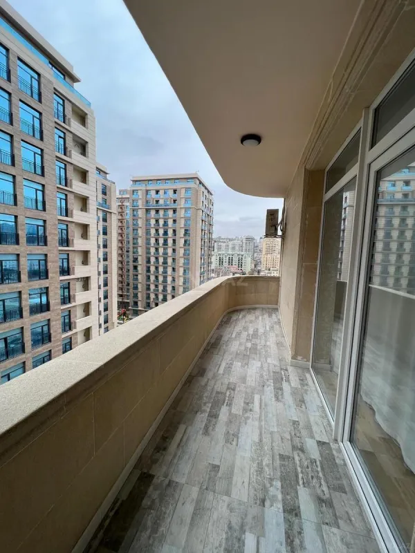 Satılır 3 otaqlı mənzil 135 m²