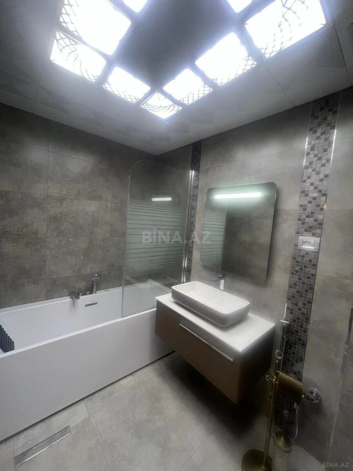 Satılır 3 otaqlı mənzil 135 m²