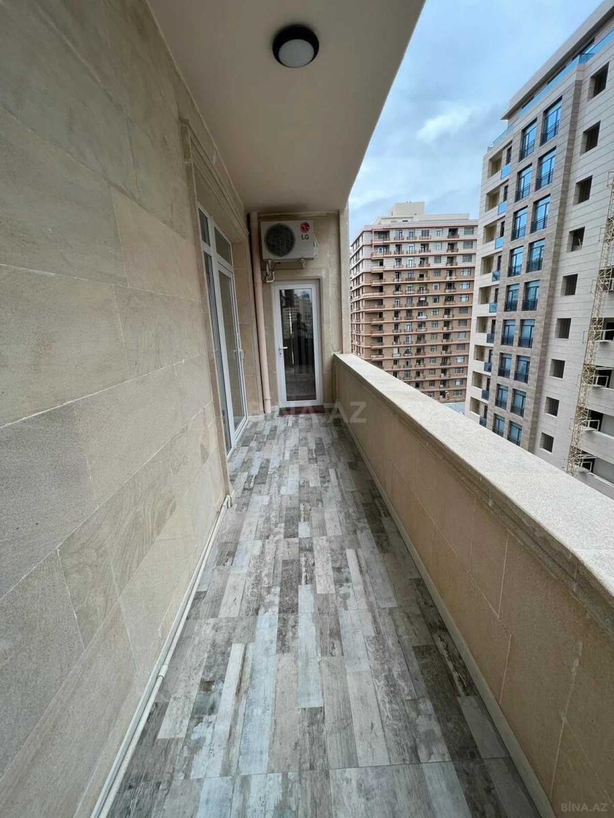 Satılır 3 otaqlı mənzil 135 m²