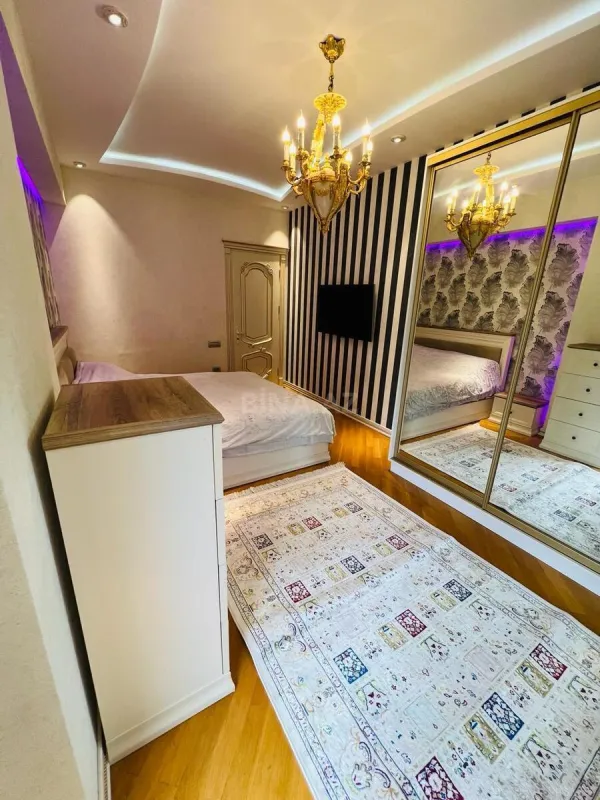Satılır 3 otaqlı mənzil 135 m²