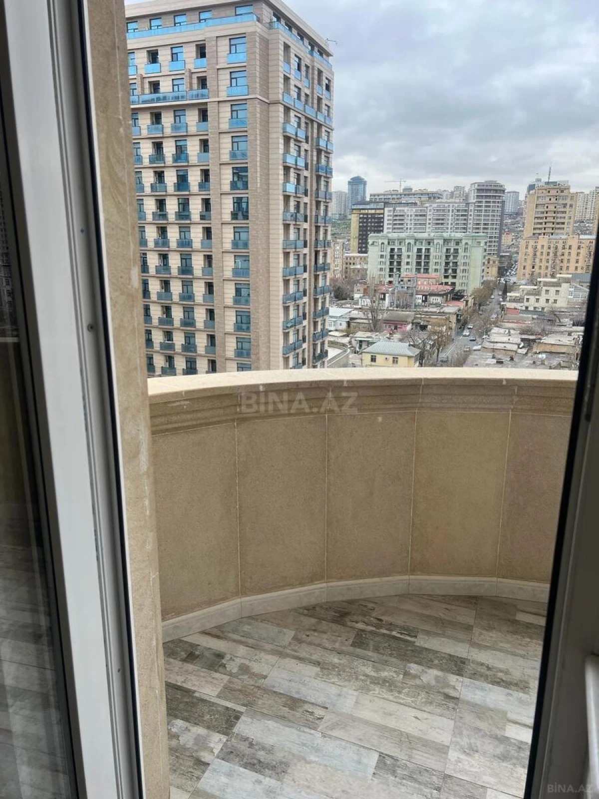 Satılır 3 otaqlı mənzil 135 m²