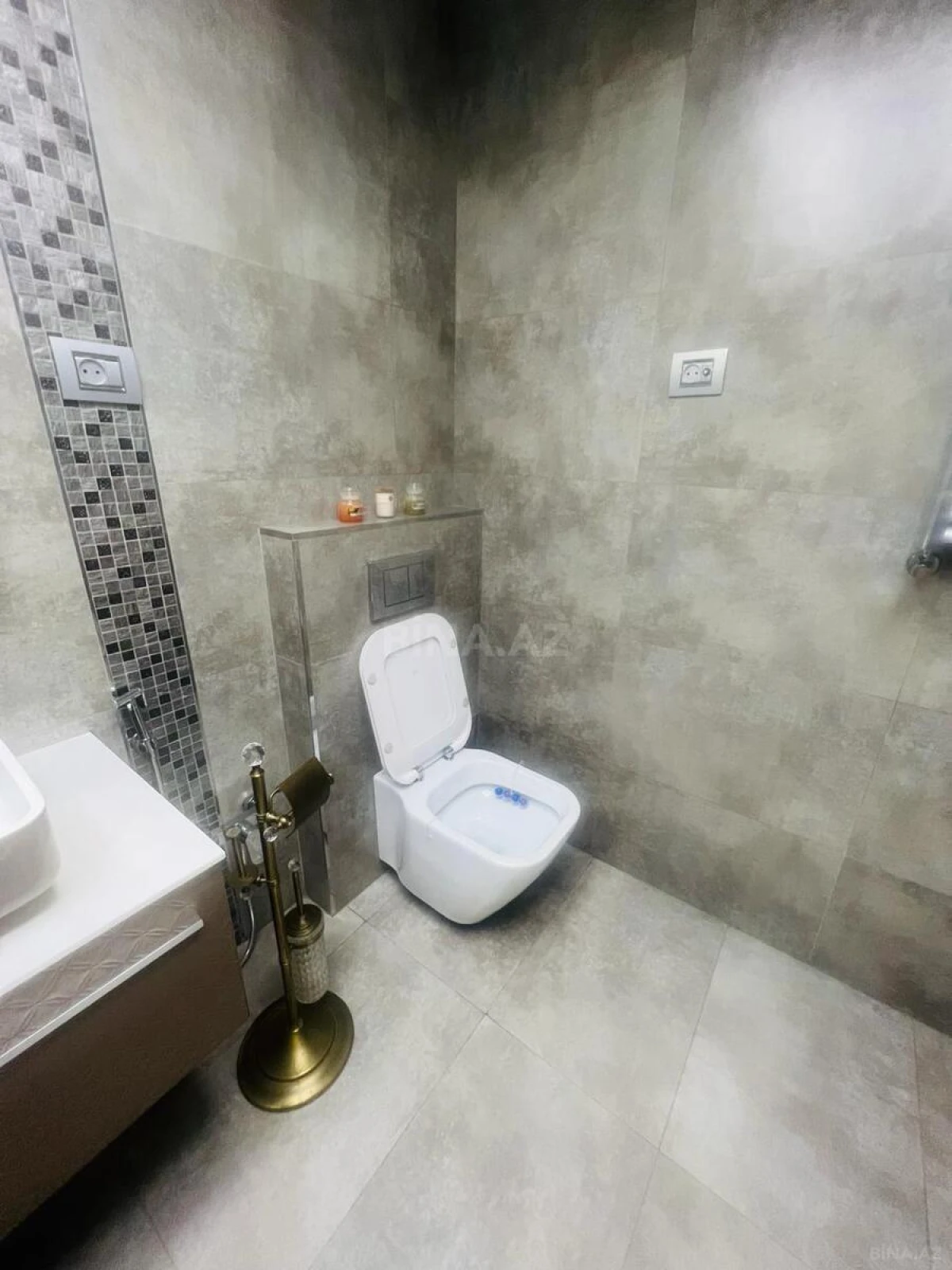 Satılır 3 otaqlı mənzil 135 m²