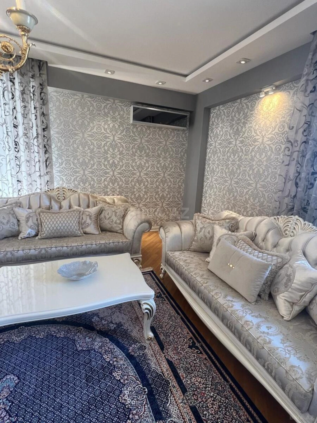 Satılır 3 otaqlı mənzil 135 m²