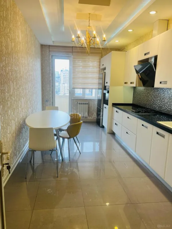 Satılır 3 otaqlı mənzil 135 m²