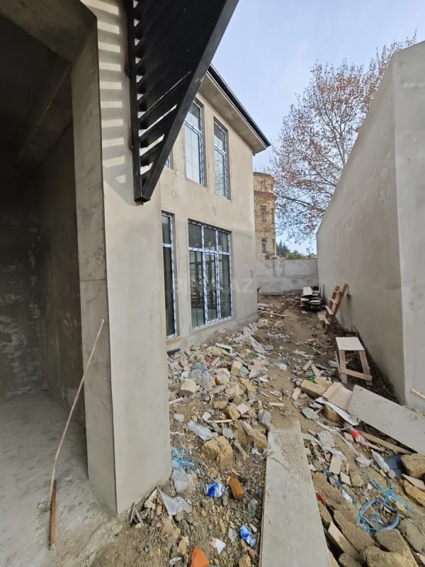 Satılır 5 otaqlı həyət evi 300 m²