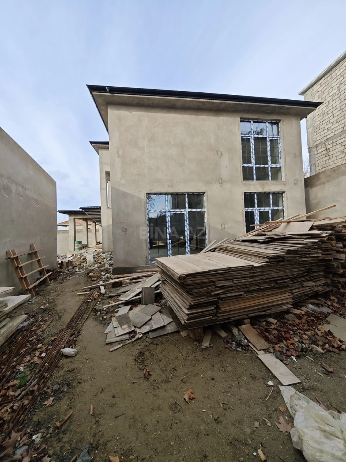 Satılır 5 otaqlı həyət evi 300 m²