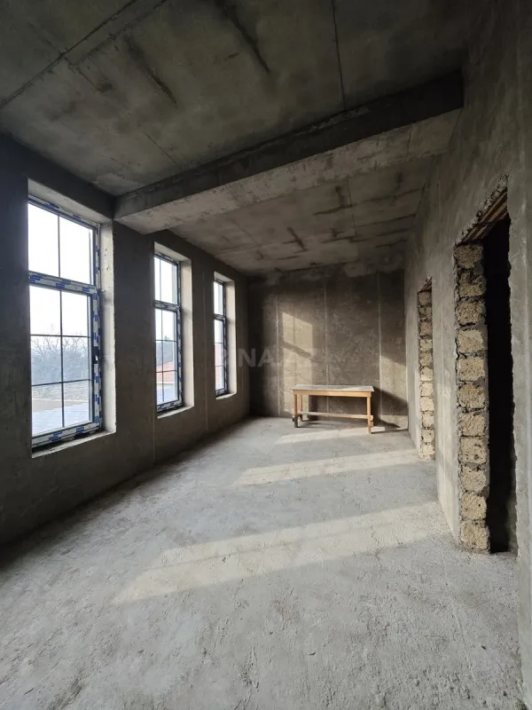 Satılır 5 otaqlı həyət evi 300 m²