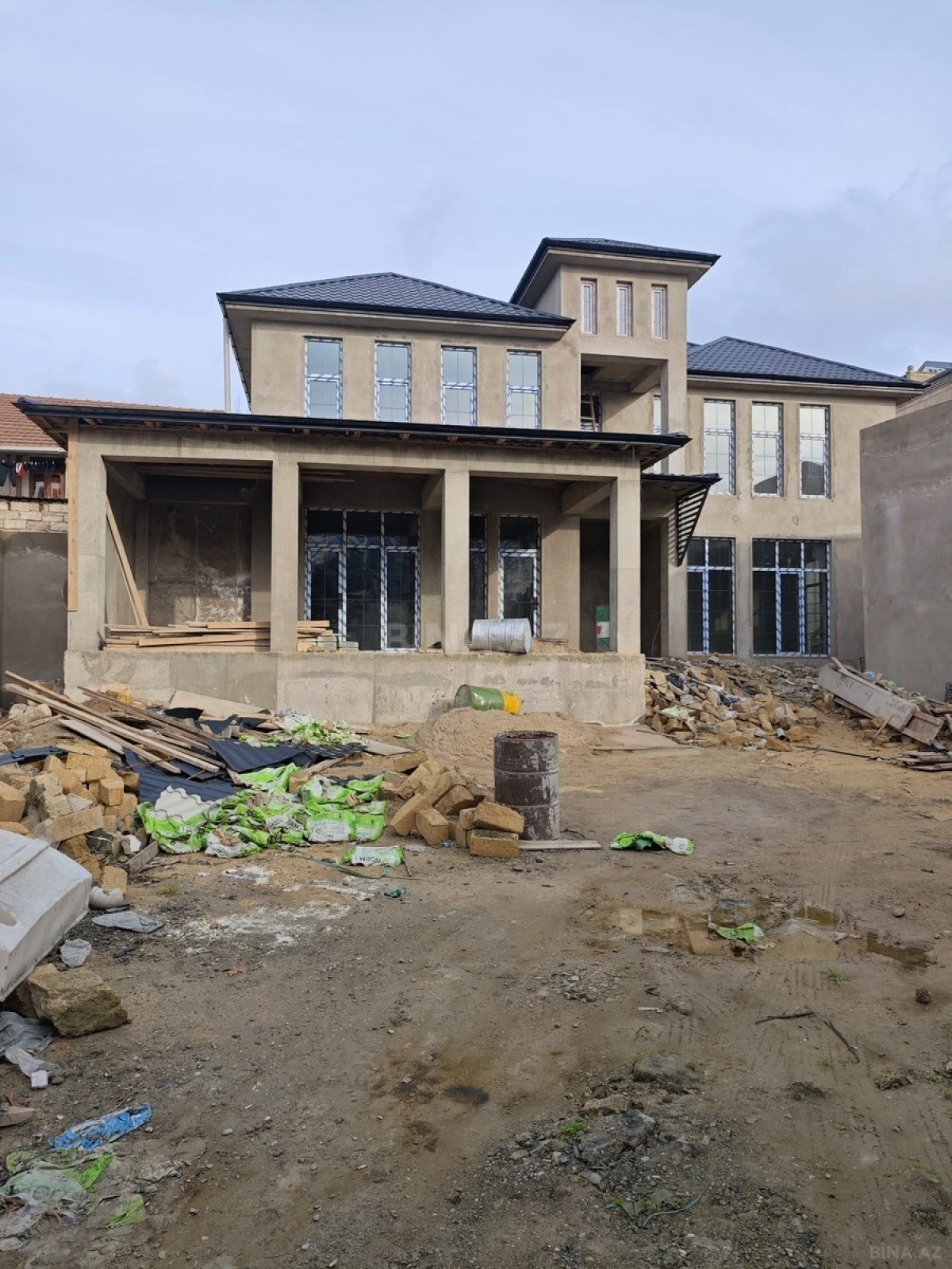 Satılır 5 otaqlı həyət evi 300 m²